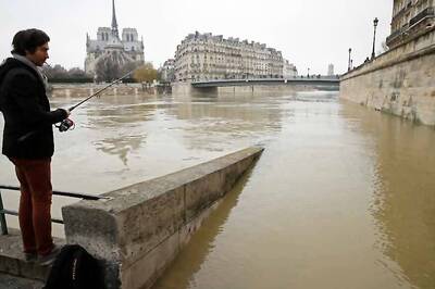 Nearly 1,500 Evacuated in Paris Region as Rising Seine Poses Major Flood Risk