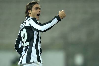 Late goals give Juventus 3-1 win over 10-man Cagliari