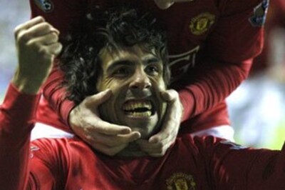 Manchester United close in on title with Wigan win