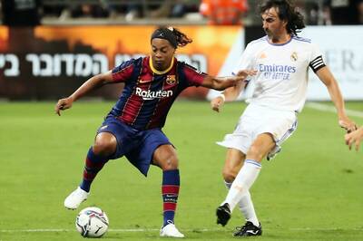 Ronaldinho Rolls Back The Years vs Real Madrid Legends But Barcelona Lose