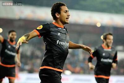 Dos Santos strike keeps Delhi Dynamos in hunt for ISL semis