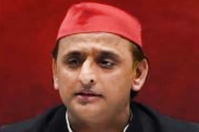 Akhilesh Yadav Gives 'Evidence' of Voter List Tampering to EC, State Poll Authority