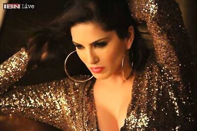 Sunny Leone to teach basic cinema etiquette to movie buffs