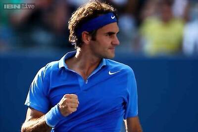 Federer and Djokovic cruise, Stosur stunned at US Open