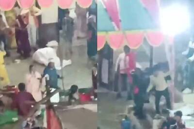 'Flying Chairs, Sticks': Bride and Groom's Families Clash in Firozabad Over 'Less Food', Watch Video