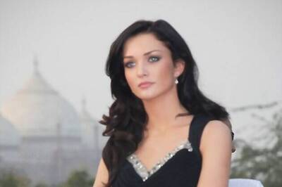 Amy Jackson signs 'I' for a whooping price
