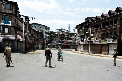 Kashmir Valley Remains Shut for 68th Day
