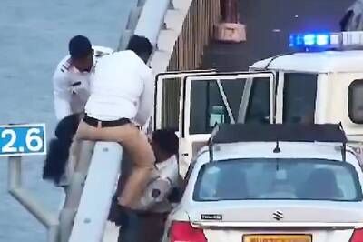 Mumbai Woman Tries To End Life By Jumping Off Atal Setu, Saved By Her Cab Driver, Cops In Dramatic Rescue | Video