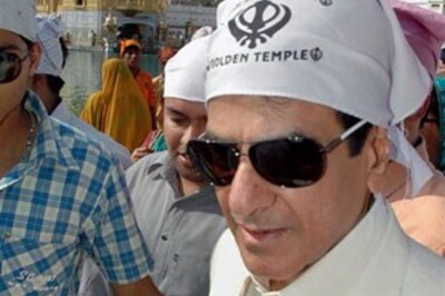 Slipper chucked at Bollywood actor Jeetendra