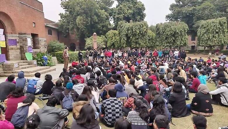 In Rare Sight, Students of St Stephen’s College Walk Out of Classrooms Chanting 'Inquilab' Slogans