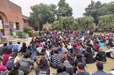 In Rare Sight, Students of St Stephen’s College Walk Out of Classrooms Chanting 'Inquilab' Slogans