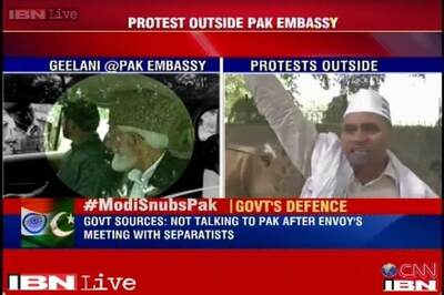 Geelani meets Pakistan envoy amidst protests outside embassy