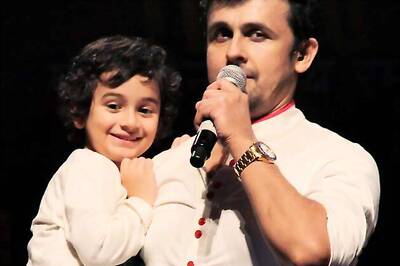 Snapshot: Sonu Niigam on stage with his incredibly cute 5-year-old son