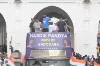 Massive Crowd of Over 3 Lakh Welcomes World Champion Hardik Pandya Home in Baroda: WATCH