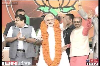 Congress moves EC over Modi's 'khooni panja' barb