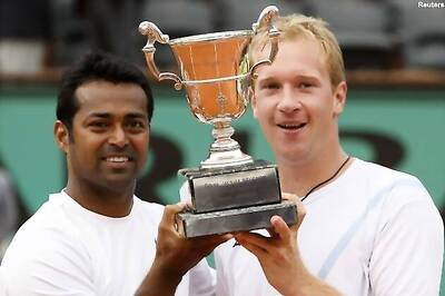 Paes, Dlouhy clinch Sony Ericsson doubles title