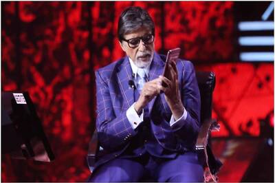 Amitabh Bachchan Shares 'KBC 12' Set Pics with Contestant on Hot Seat