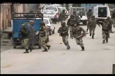 Terrorists kill two policemen in Kashmir near a Pulwama court