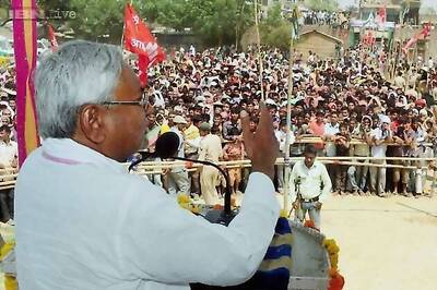 Sharad Yadav in a tough contest, Lalu eyes gains