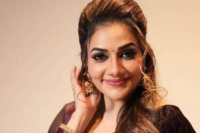 Singer Rimi Tomy Donates Rs 5 Lakh To Chief Minister's Distress Relief Fund