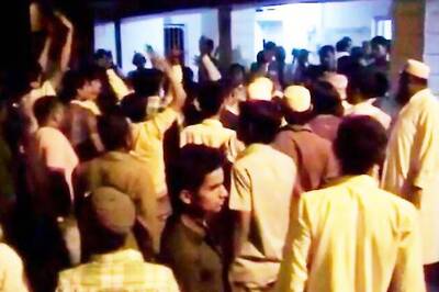 UP: SP workers beat up policemen, create ruckus
