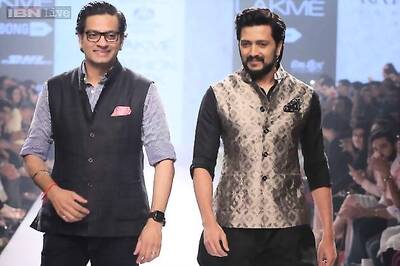 LFW, Day 2: Riteish Deshmukh struts on the ramp for couturier Raghavendra Rathore