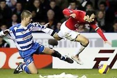 Manchester United retain EPL's top spot