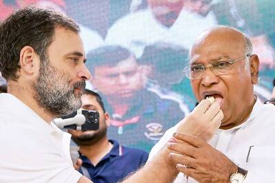 Rahul Gandhi Cuts Birthday Cake Holding Kharge's Hand, Shares First Bite With Congress President | Watch