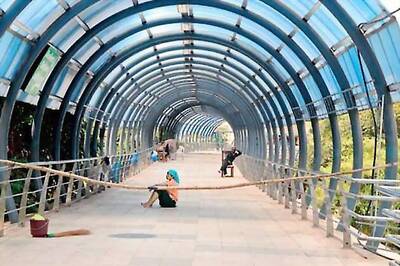 Mumbai: Commuters 'skywalk' to Andheri station on I-Day