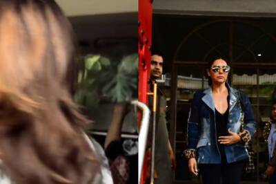 Gauri Khan Hides Her Face With a Bag, REFUSES To Pose For Paparazzi; Watch Video