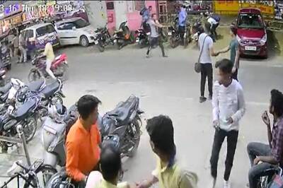 On Cam | Delhi Man Slits Own Throat, Runs in Bloody Shirt On Road; Injures Cop, Snatches Pistol