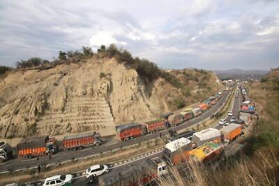Jawan Killed After Escort Vehicle of Police Officer Collides With Bus on Jammu-Pathankot Highway