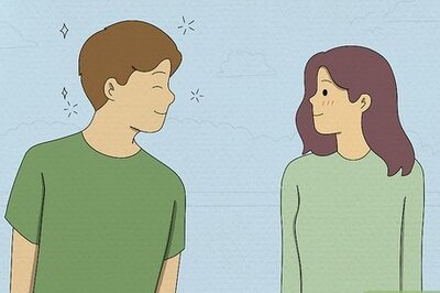 18 Subtle Signs She’s Waiting for You to Make the First Move