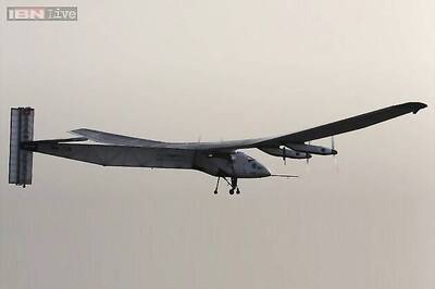 Solar plane pilots urge India to adopt clean energy