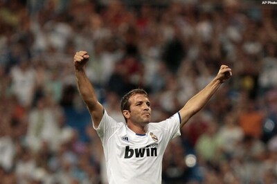 Van der Vaart completes Spurs move