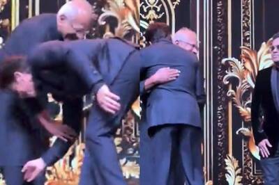 Shah Rukh Khan Touches Mani Ratnam's Feet as He Wins Best Actor at IIFA 2024, Video Goes Viral