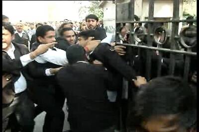 Lawyers clash outside Delhi court, say they are 'deshbhakts' not 'goons'