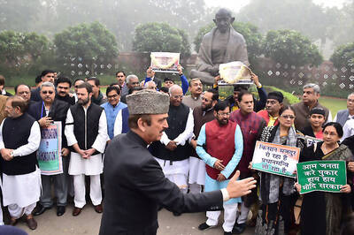 Opposition Observes Black Day to Mark One Month of Demonetisation