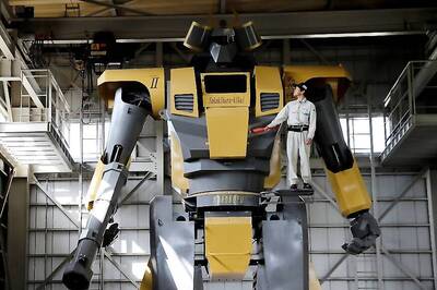 Japanese Engineer Builds 28-Feet Long Humanoid Robot Out of Love For Anime