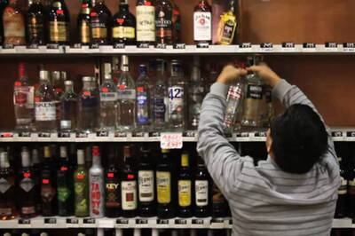 People Crowd Govt-run Liquor Shops in Delhi Ahead of Dry Day on Gandhi Jayanti