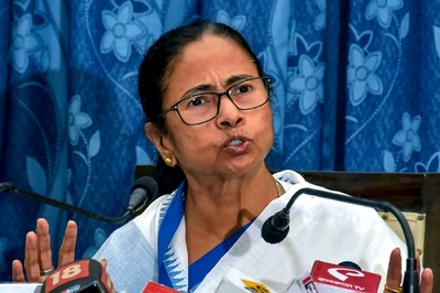 West Bengal CM Mamata Banerjee Laments Death of Close Aide Manik Majumdar