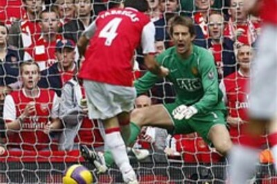 Arsenal escape United scare, stay unbeaten