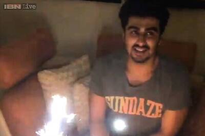Arjun Kapoor looks bashful as family present him with a birthday cake