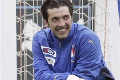 Juventus fans fed up with Buffon