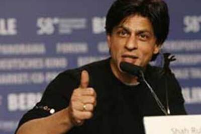 Shah Rukh to undergo shoulder surgery