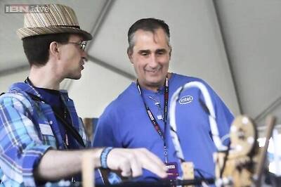 Intel CEO looks to amateur inventors for wearable innovations