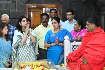 Raveena Tandon Seeks Blessings as She Visits Sai Baba Temple in Shirdi, See Pics