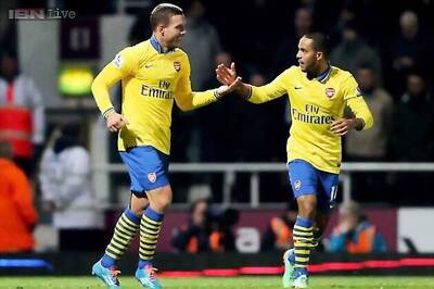 Theo Walcott's double gives Arsenal 3-1 win at West Ham