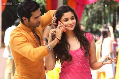Alia persuaded me to sing on stage: Varun Dhawan