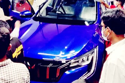 Anand Mahindra Tweets Pictures of Fans Crowding Dealerships to Check Out XUV700 SUV